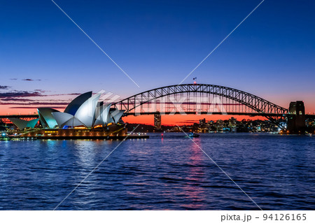 オーストラリアのシドニーで見た、オペラハウスやハーバーブリッジ周辺の夜景と、夕焼けから夜に変わる空 94126165