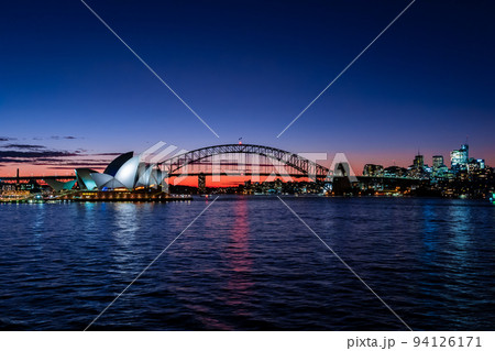 オーストラリアのシドニーで見た、オペラハウスやハーバーブリッジ周辺の夜景と、夕焼けから夜に変わる空 オーストラリアのシドニーで見た、オペラハウスやハーバーブリッジ周辺の夜景と、夕焼けから夜に変わる空 94126171