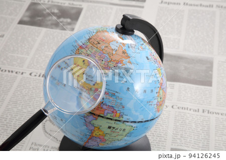 ルーペと地球儀 ルーペと地球儀 94126245