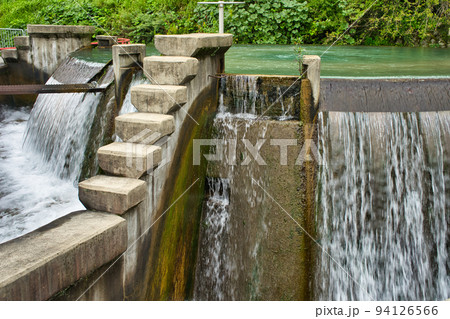 富山県魚津市東山地区の東山円筒分水槽とその周辺 94126566