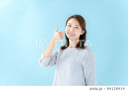 ビジネス　サムズアップ　女性　ブルーバック 94128414