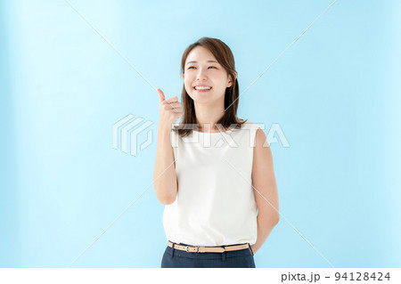 ビジネス　サムズアップ　女性　ブルーバック 94128424