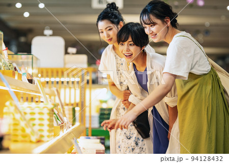 友達とショッピングを楽しむ女性 友達とショッピングを楽しむ女性 94128432