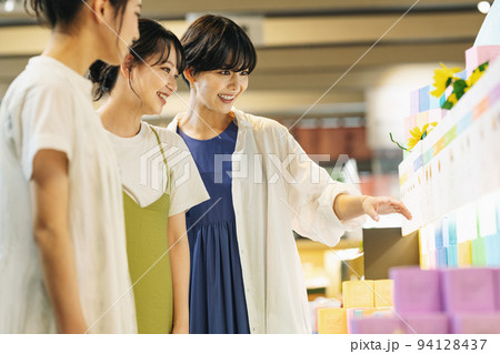 友達とショッピングを楽しむ女性 友達とショッピングを楽しむ女性 94128437
