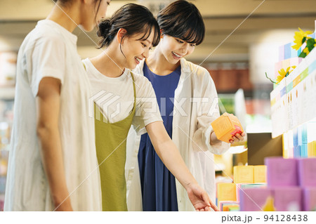 友達とショッピングを楽しむ女性 友達とショッピングを楽しむ女性 94128438