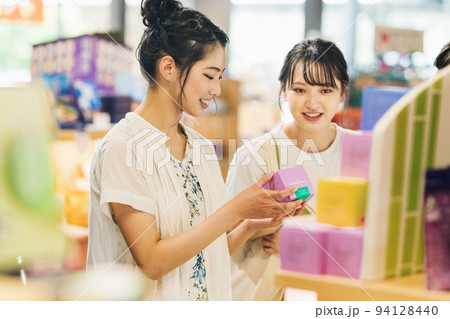 ショッピングを楽しむ女性 94128440