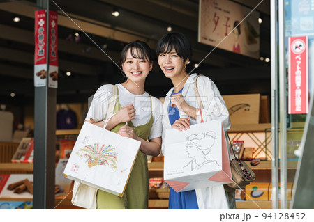 お店でお土産を買う女性 お店でお土産を買う女性 94128452