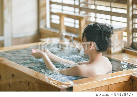 檜風呂に入る女性イメージ 94128477