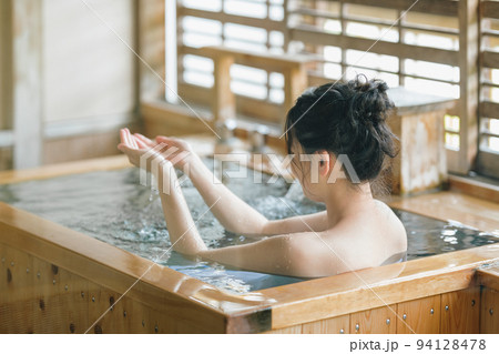 檜風呂に入る女性イメージ 檜風呂に入る女性イメージ 94128478