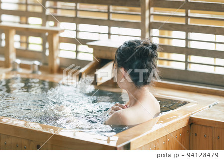 檜風呂に入る女性イメージ 檜風呂に入る女性イメージ 94128479