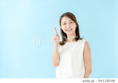おすすめ 指差す女性 おすすめ 指差す女性 94128546