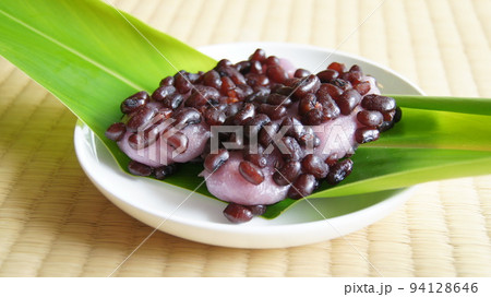 サンニンの葉の上に乗ったふちゃぎ3 94128646