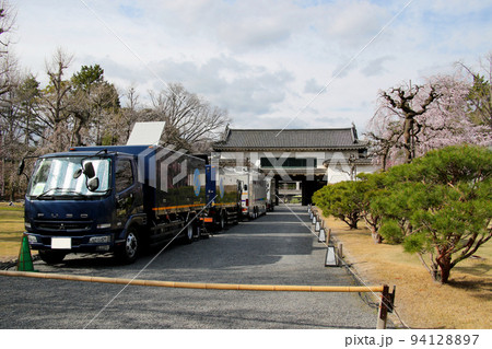 世界遺産 本離宮二条城 桜 と NHK中継機材 世界遺産 本離宮二条城 桜 と NHK中継機材 94128897