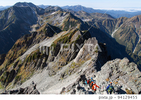 〔富山県・9月〕剱岳別山尾根ルートの下山時の展望　カニのヨコバイ直上からの風景 94129455