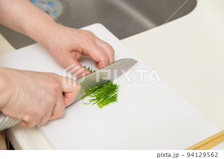 【三徳包丁で大葉を千切りにし薬味を作る】 【三徳包丁で大葉を千切りにし薬味を作る】 94129562