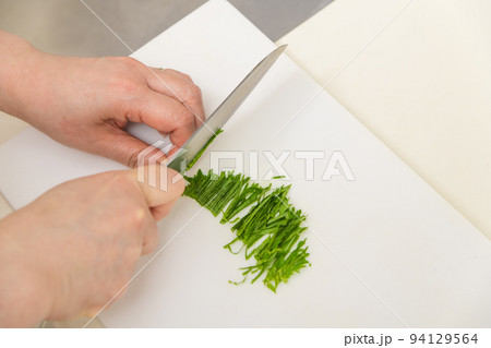 【三徳包丁で大葉を千切りにし薬味を作る】 【三徳包丁で大葉を千切りにし薬味を作る】 94129564