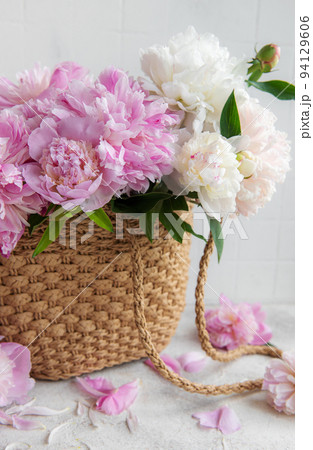 Wicker bag with peony flowers Wicker bag with peony flowers 94129606