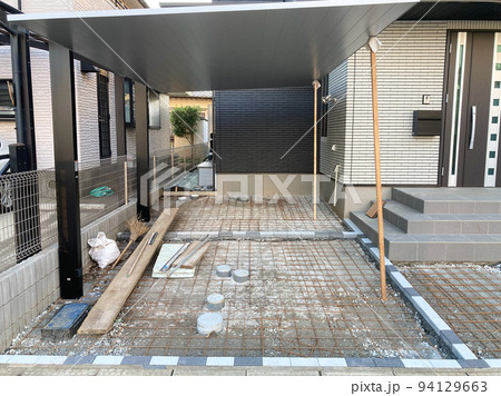 新築戸建て住宅のカーポート施工の現場 新築戸建て住宅のカーポート施工の現場 94129663