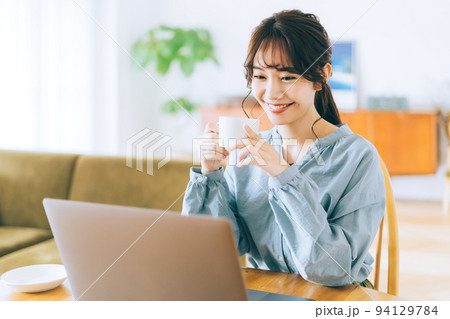 自宅でパソコンを使う女性 94129784