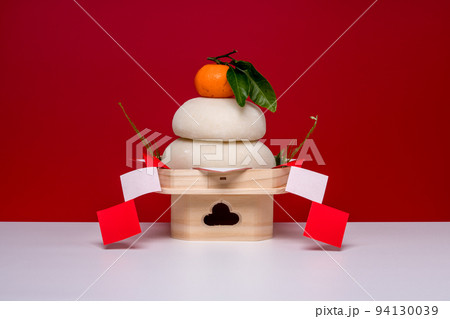 本物のお餅“鏡餅"の写真　紅白背景　低い三宝(台座)あり 94130039