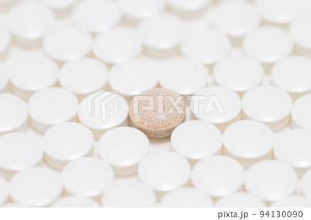 白い錠剤に混入した茶色い錠剤 94130090