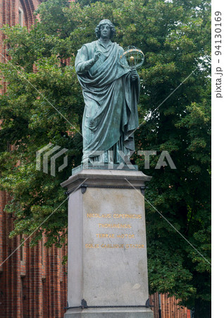 Monument famous astronomer Nicolaus Copernicus in Old Town of Torun. 94130169