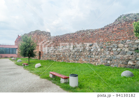 Ruins walls of the gothic Teutonic 13th century Torun Castle. Ruins walls of the gothic Teutonic 13th century Torun Castle. 94130182