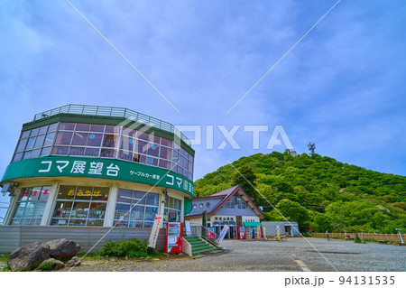 茨城の筑波山 御幸ヶ原の山頂連絡路から男体山とコマ展望台、筑波山頂駅を見る 94131535