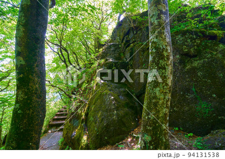 春の茨城の筑波山 男体山付近の立身石 春の茨城の筑波山 男体山付近の立身石 94131538