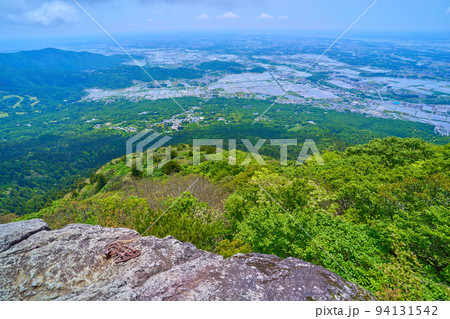 春の茨城の筑波山 男体山付近の立身石の展望台から南西側(関東平野など)の眺望 94131542