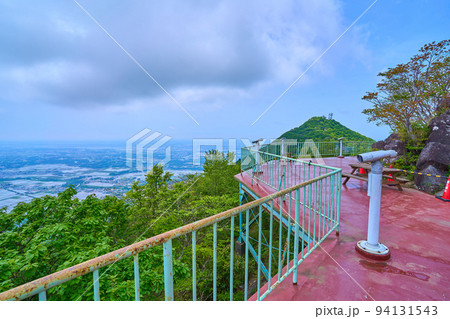 春の筑波山の女体山駅展望台から西側の男体山、関東平野方面を見る 94131543