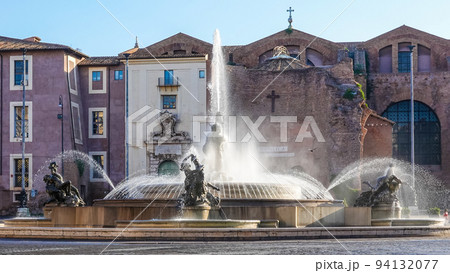 共和国広場の中央を飾るナイアディの泉(ローマ) 共和国広場の中央を飾るナイアディの泉(ローマ) 94132077