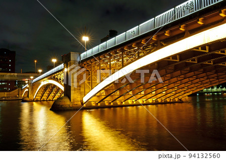 美しく輝く蔵前橋の三連アーチ（軌跡なし） 94132560