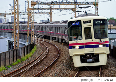 京王稲田堤駅に入線する京王線9000系電車 94132638