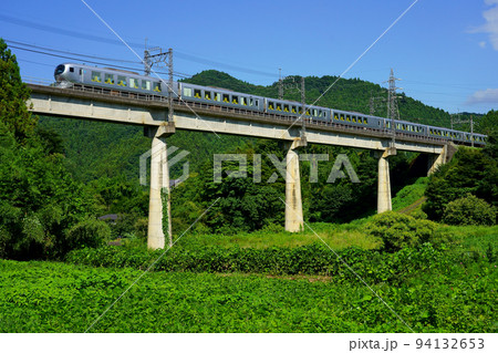 武甲山麓の橋梁を快走する西武特急Laview 94132653