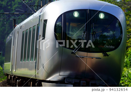 秩父山麓の風景を映して走る西武特急Laview（アップ） 94132654