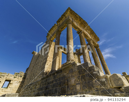ローマ遺跡ドゥッガ・キャピトル神殿 / Dougga, Tunisia ローマ遺跡ドゥッガ・キャピトル神殿 / Dougga, Tunisia 94133294