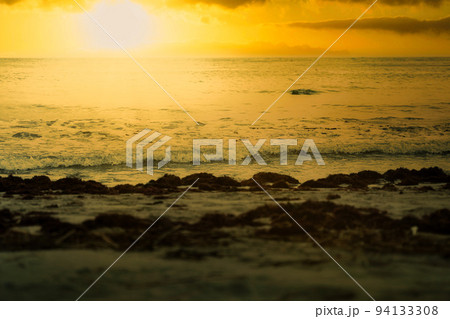 夏休みに下田の海で撮影した夕陽 94133308