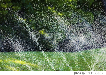 スプリンクラーの水 スプリンクラーの水 94133697
