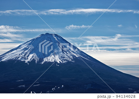 冬の御坂山地・王岳から見る富士山 94134028