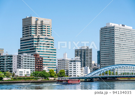 晴天の河川沿いの街並み 94134035