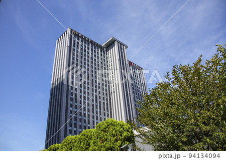 青空とホテル阪急レスパイア大阪の建物 94134094