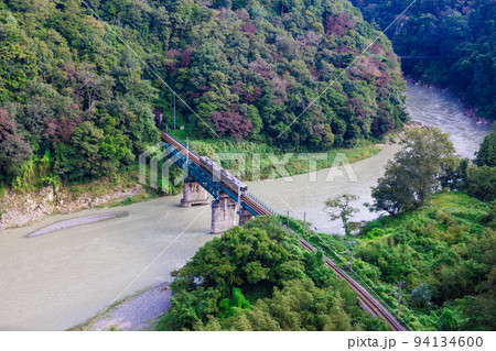 天龍峡大橋から見る天竜川と飯田線 94134600