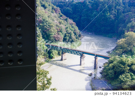 天龍峡大橋から見る天竜川と飯田線 94134623
