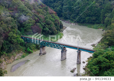 天龍峡大橋から見る天竜川と飯田線 94134633