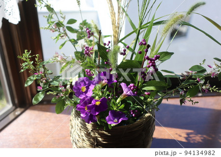 庭の花を出窓に飾る 庭の花を出窓に飾る 94134982