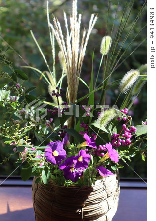 出窓に庭の花を飾る 出窓に庭の花を飾る 94134983