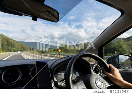 北海道の道路を運転している自動車からの景色 94135547