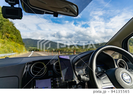 北海道の道路を運転している自動車からの景色 94135565