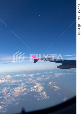飛行機の窓からの風景 94135774